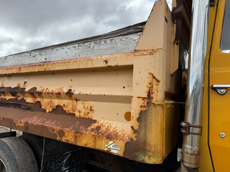 1977-ford-8000-image-19