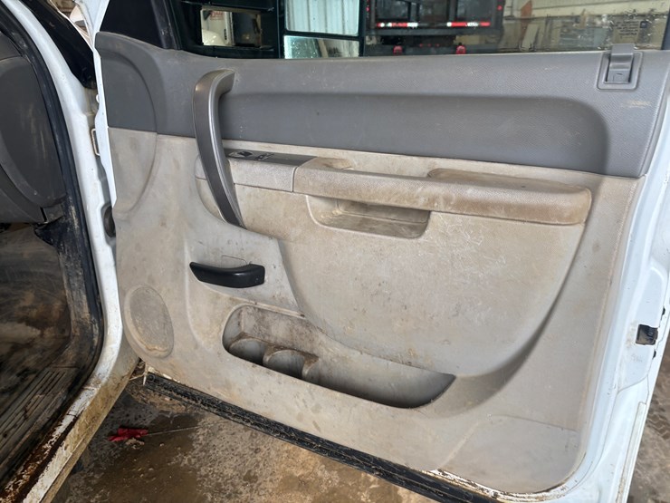 2013-chevrolet-3500-image-43