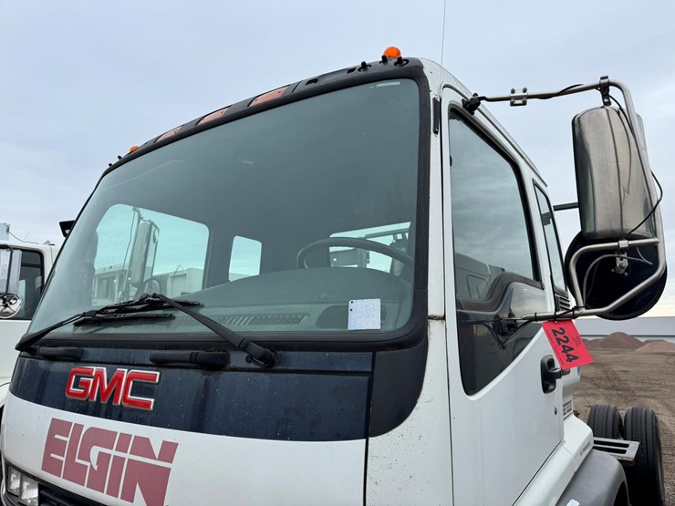 2005-gmc-t7500-image-7