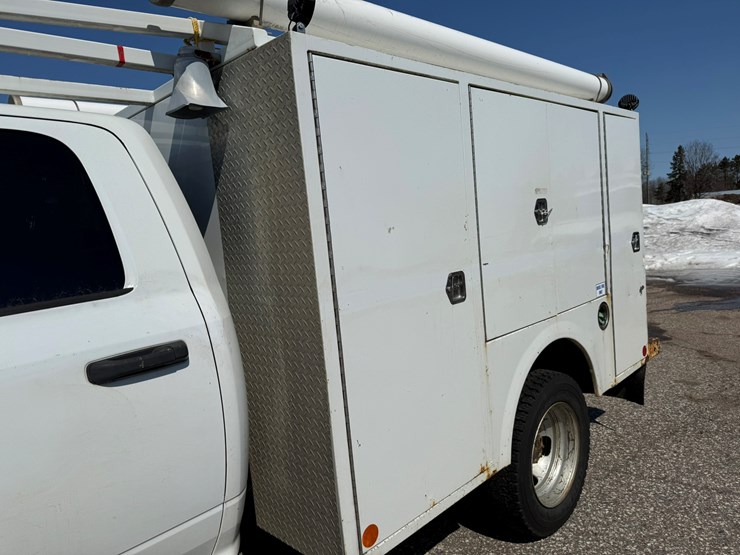 #1062-•-2015-ram-5500-heavy-duty-service-truck-image-10