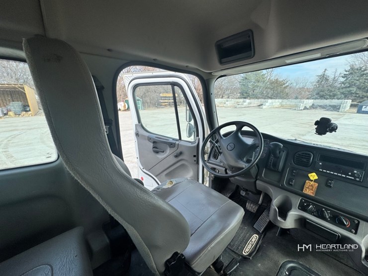 2023-freightliner-m2-106-image-48