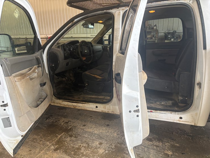 2013-chevrolet-3500-image-32