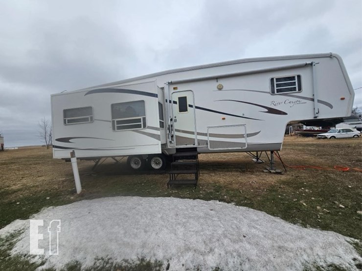 2006-river-canyon-5th-wheel-camper-image-1