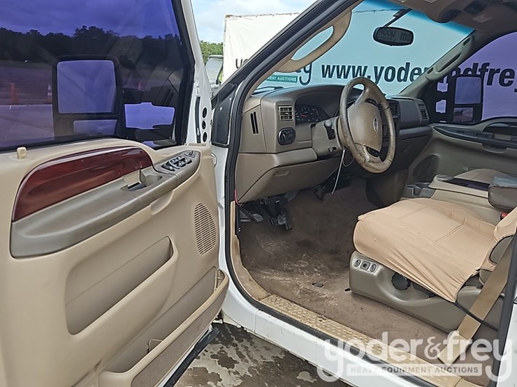 2004-ford-excursion-image-22