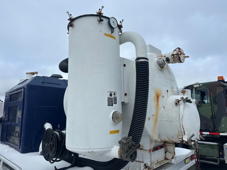 2012-massey-ferguson-8-image-22