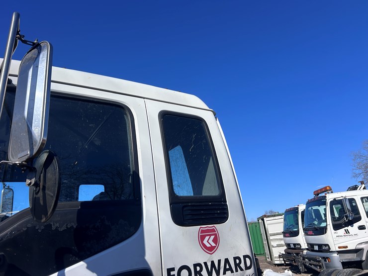 #1694-•-2004-isuzu-cab-and-chassis-image-14