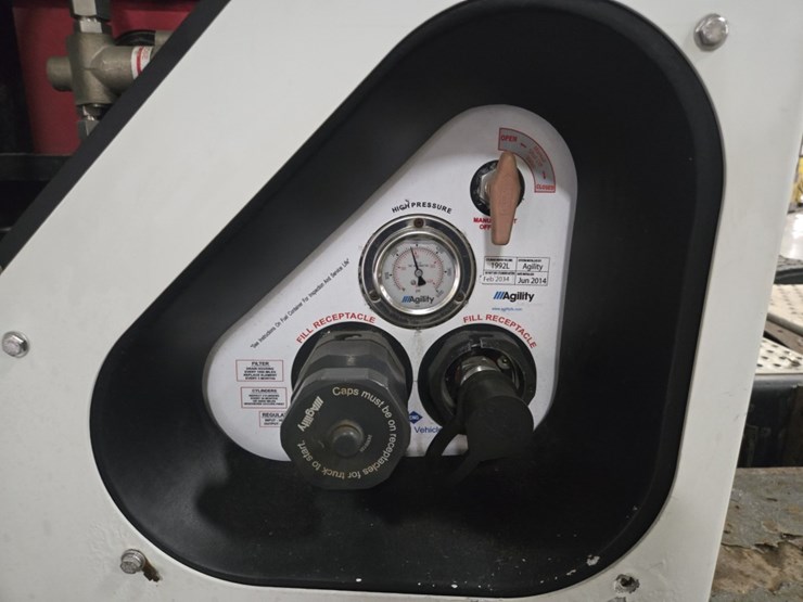 #2298-•-2015-freightliner-cascadia-day-cab-truck-tractor-image-22