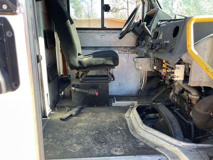 2013-isuzu-reach-image-14