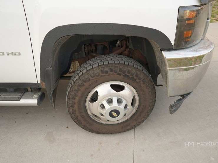 2011-chevrolet-3500hd-image-41