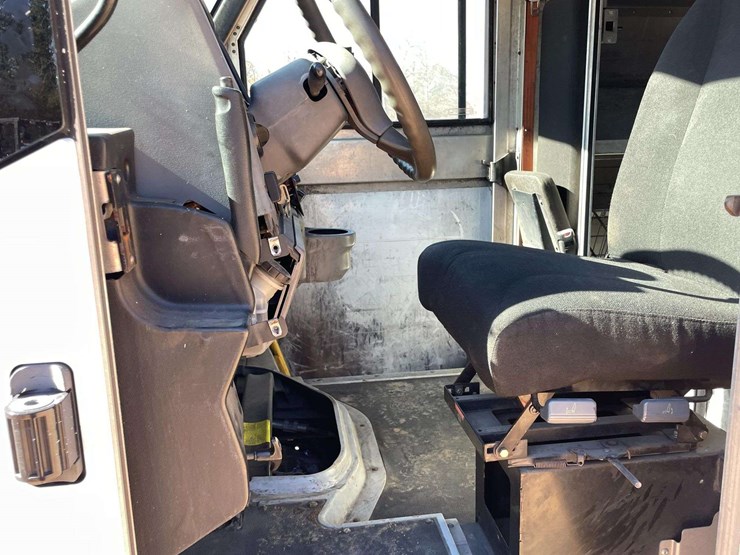 2013-isuzu-reach-image-9