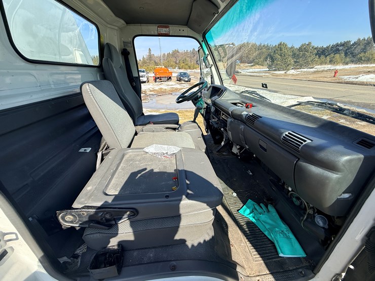 2002-isuzu-npr-image-37