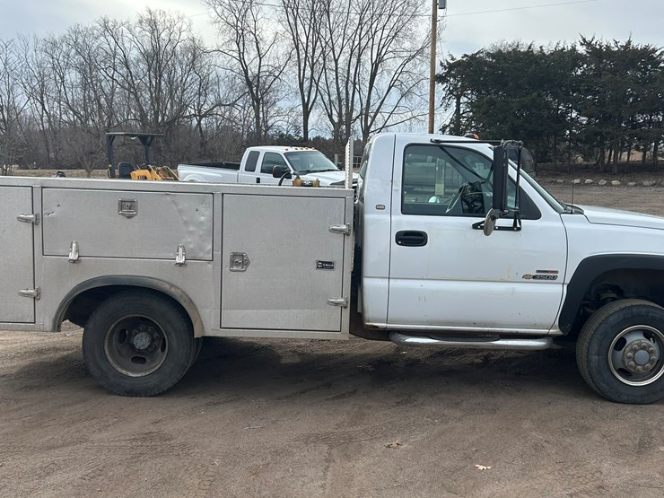 2004-chevrolet-3500-image-6