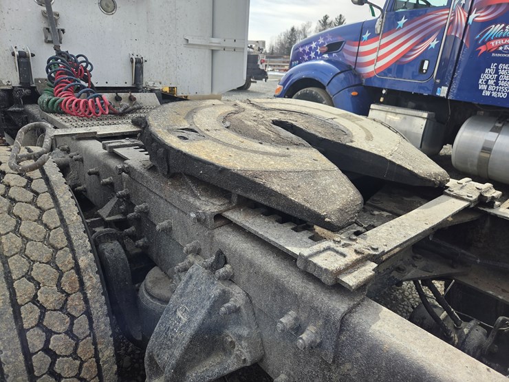 2007-peterbilt-579-image-31