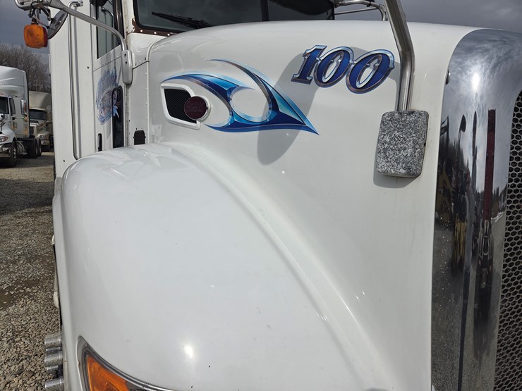 2007-peterbilt-579-image-11