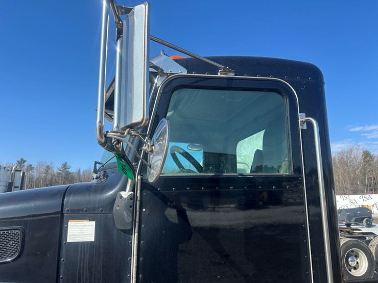 2015-peterbilt-337-image-15