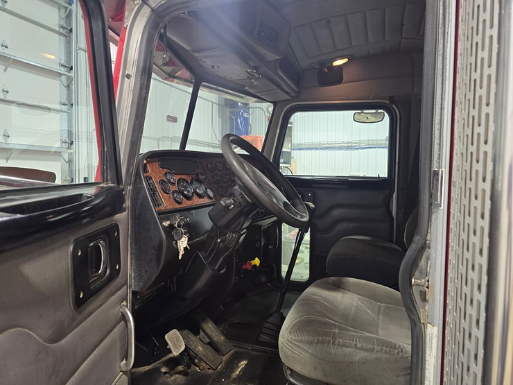 2005-peterbilt-379-image-3
