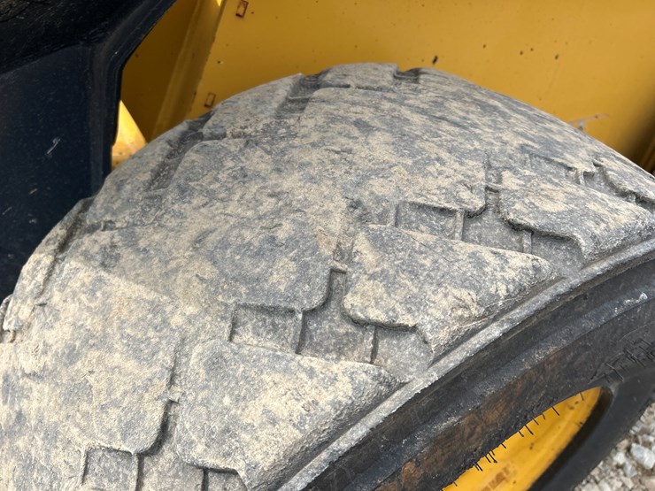 2020-deere-332g-image-61