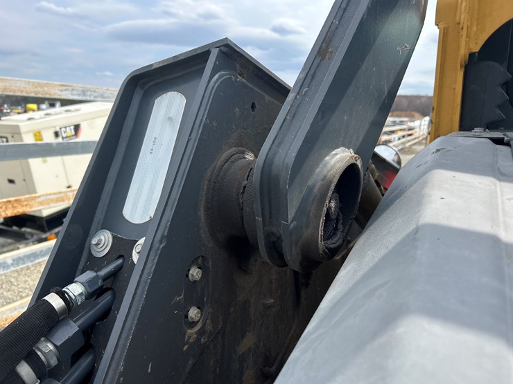 2020-deere-332g-image-26