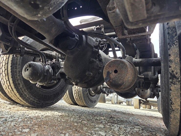 2007-peterbilt-579-image-36