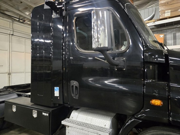#2295-•-2016-freightliner-cascadia-day-cab-truck-tractor-image-12