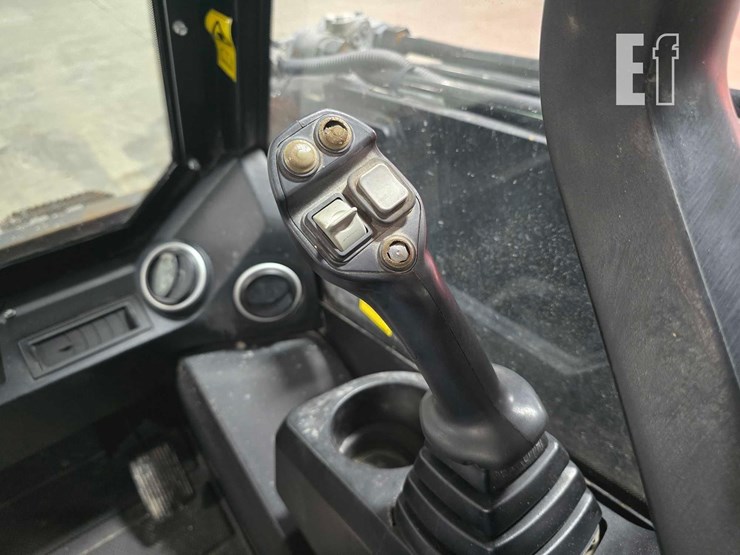 2021-jcb-3ts-8t-image-15