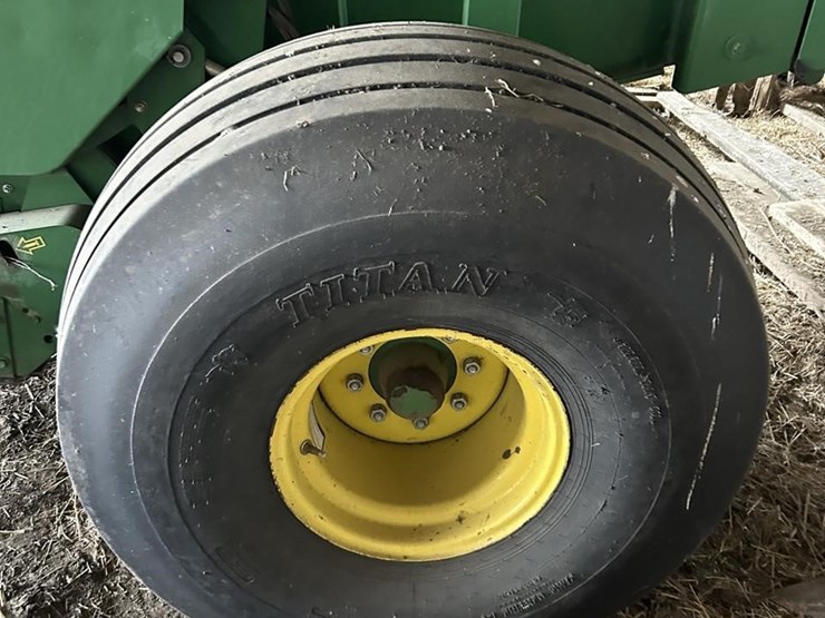 2011-john-deere-568-image-17