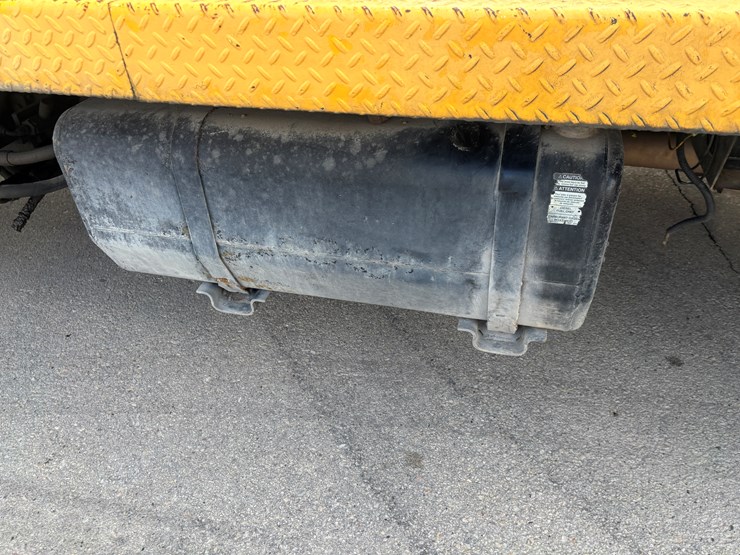 2005-gmc-t7500-image-42