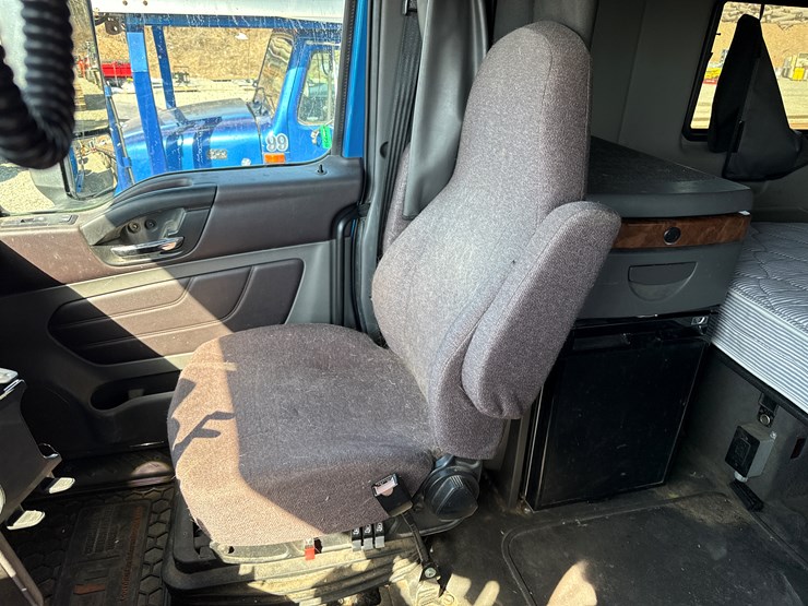 #2199-•-2020-international-a26-sleeper-cab-truck-tractor-image-73