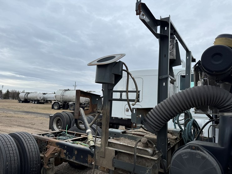 2005-gmc-t7500-image-18