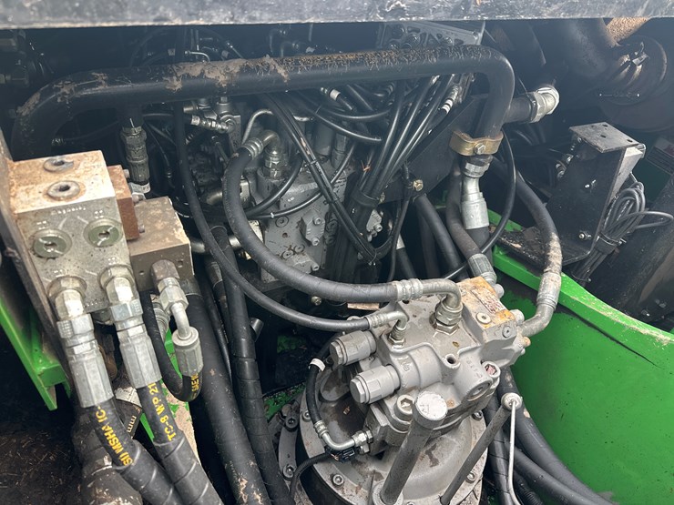 2016-deere-2154d-image-48