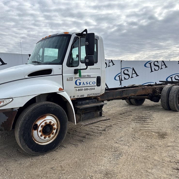2002 INTERNATIONAL 4300 SBA