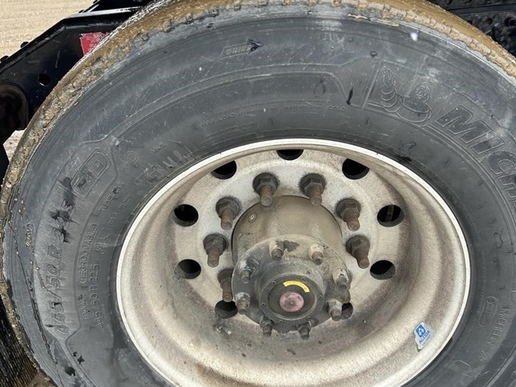 2015-volvo-vnl62t630-image-6