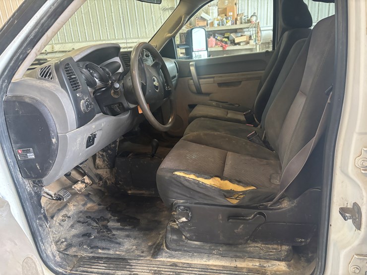 2013-chevrolet-3500-image-35