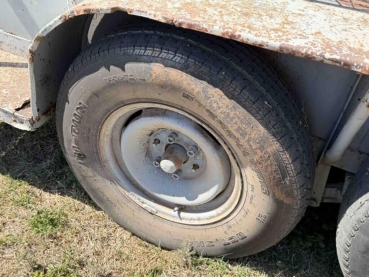 bumper-pull-livestock-trailer-image-13