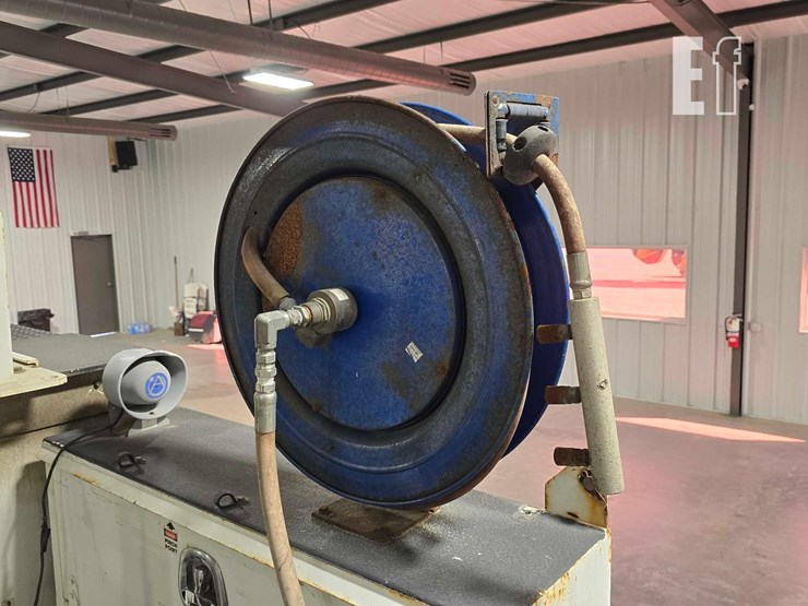 2012-freightliner-m2-106-image-17