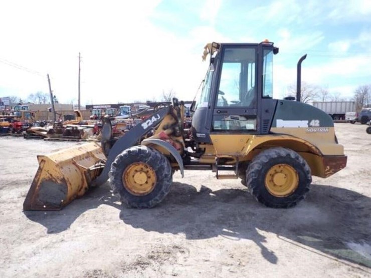 2014-deere-324j-image-8