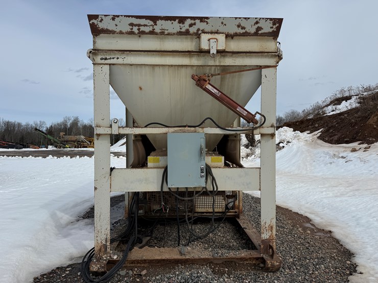 #2210-•-fabtek-14'x96"x128"-feeder-bin-image-4