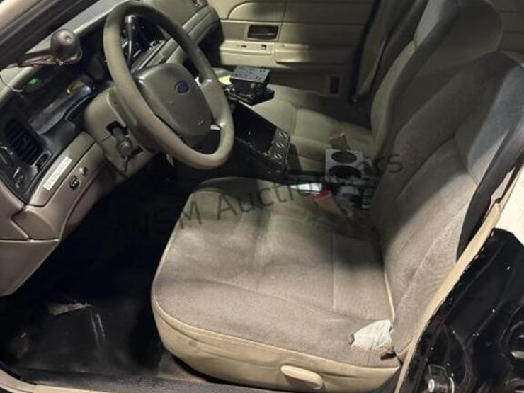 2011-ford-crown-victoria-sdn-image-22