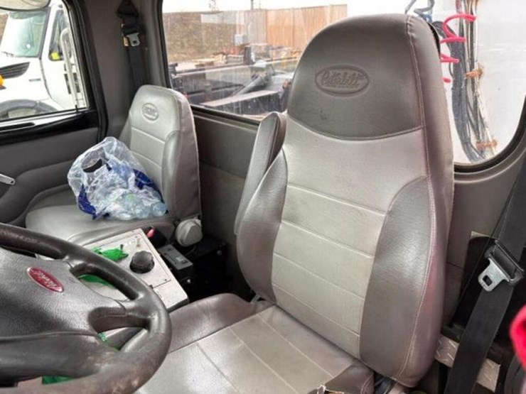 2008-peterbilt-335-image-21