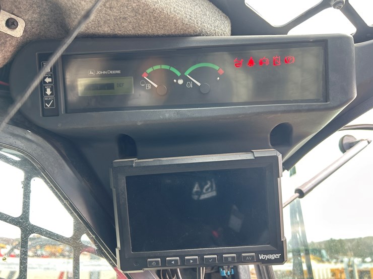 2020-deere-332g-image-46