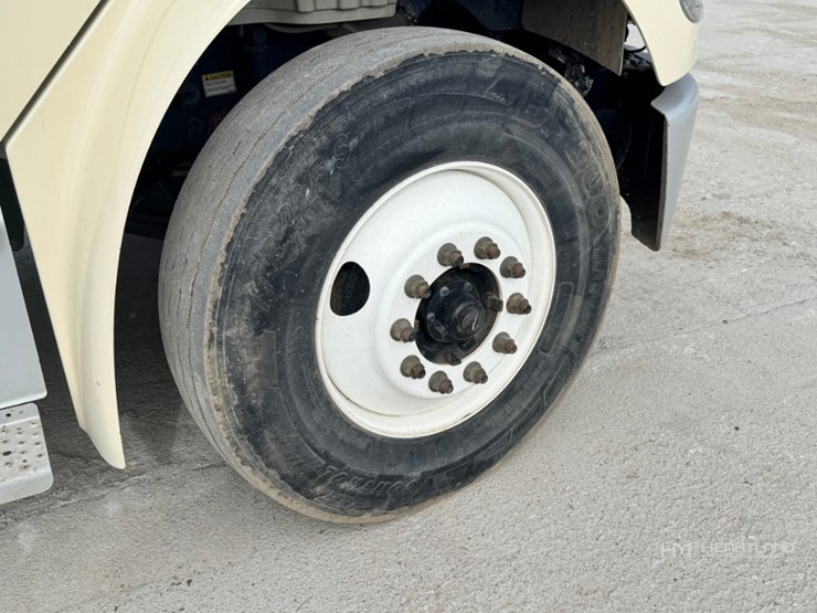 2023-freightliner-m2-106-image-33