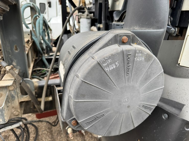 2005-gmc-t7500-image-43