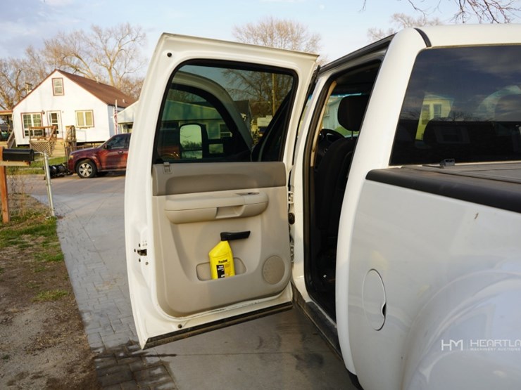 2011-chevrolet-3500hd-image-10