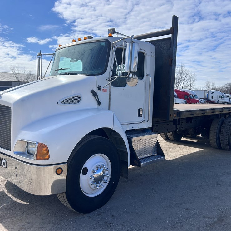 #1679 • 2004 Kenworth Flatbed Truck