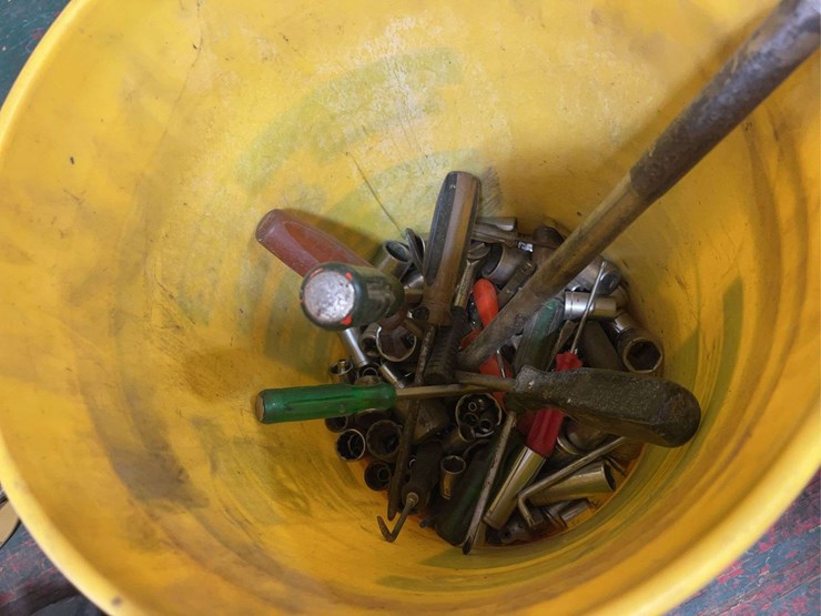 box-of-sockets-&-screwdrivers-image-3