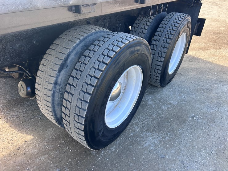 #1679-•-2004-kenworth-flatbed-truck-image-13