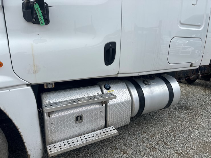 2017-massey-ferguson-8-image-16