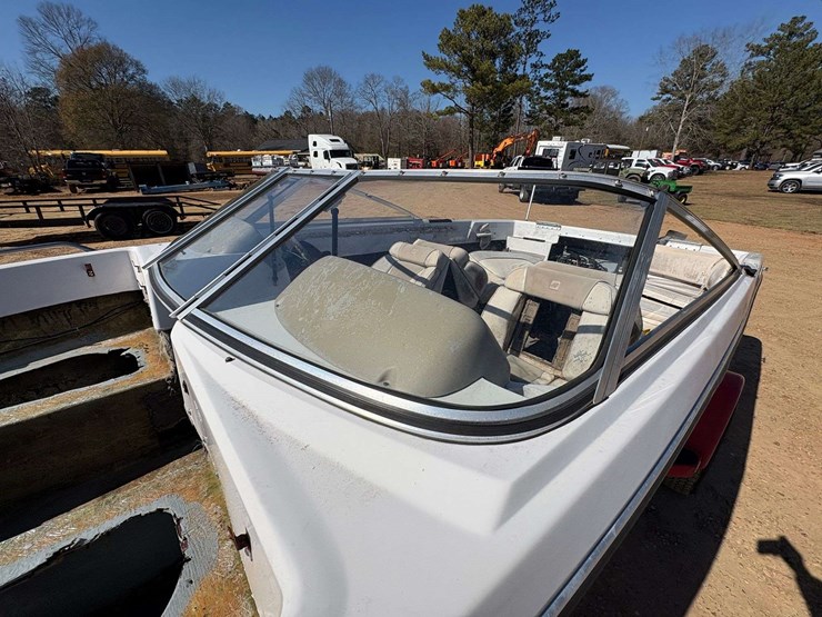 four-winns-"180-freedom"-ski-boat-w/-trailer-image-16