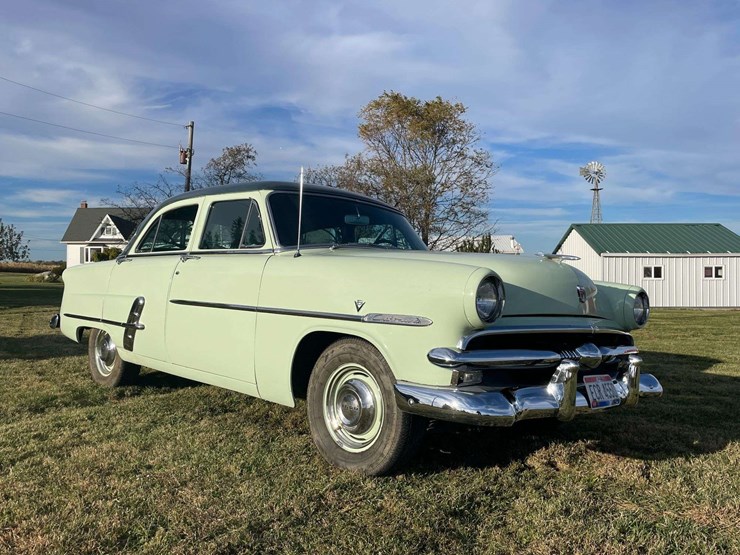 1953-ford-customline-sedan-image-1
