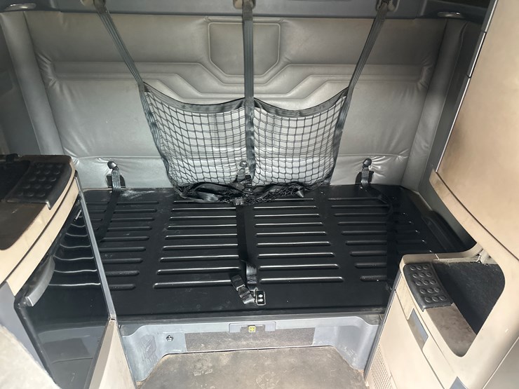 2017-massey-ferguson-8-image-47